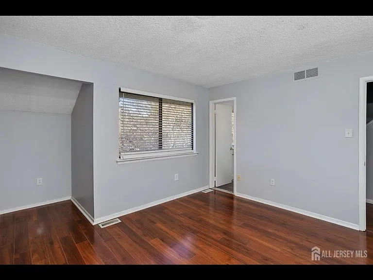 16 Hampshire Dr — Photo 6