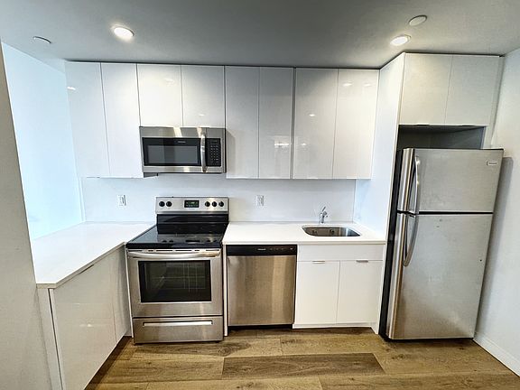 5th image of 83-67 116th St #401