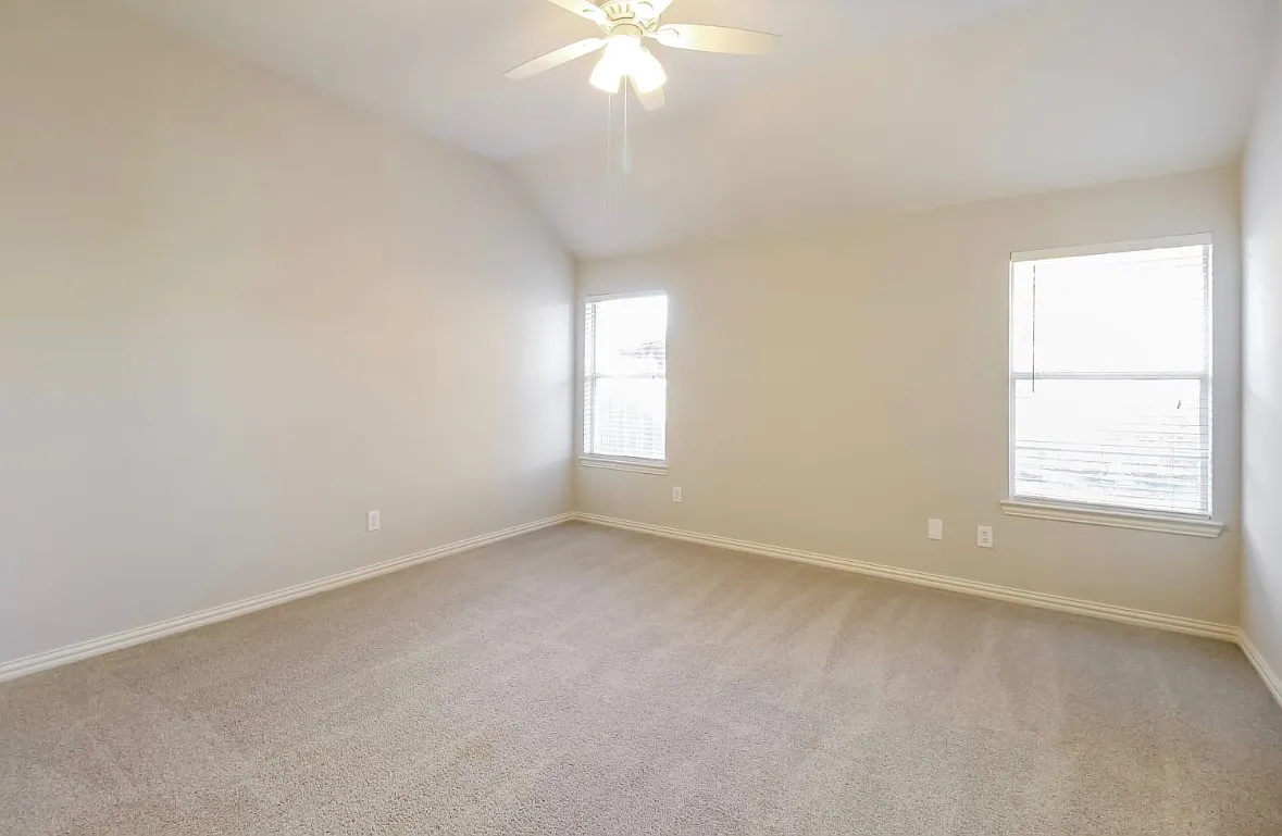 4 bed, 2057 sqft, $2,515 — Photo 2