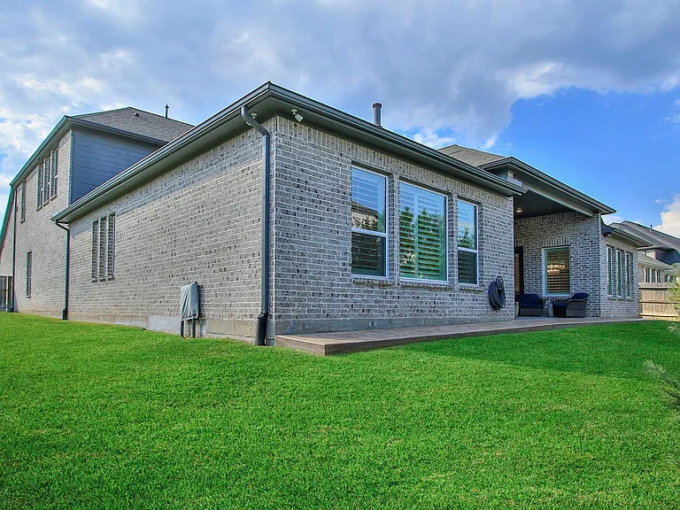 902 Falcon Hollow Ln — Photo 40
