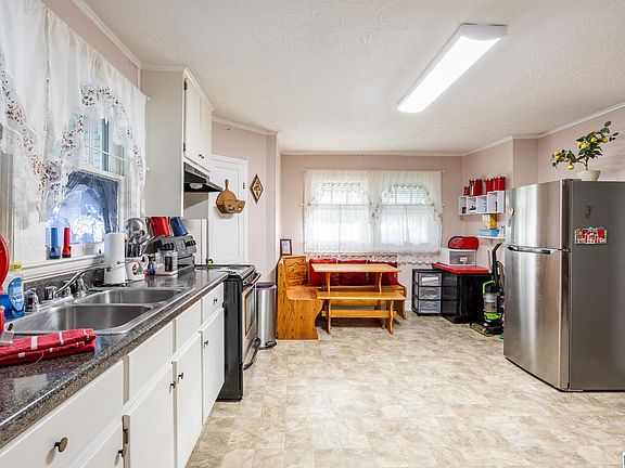 2nd image of 401 Hughes St