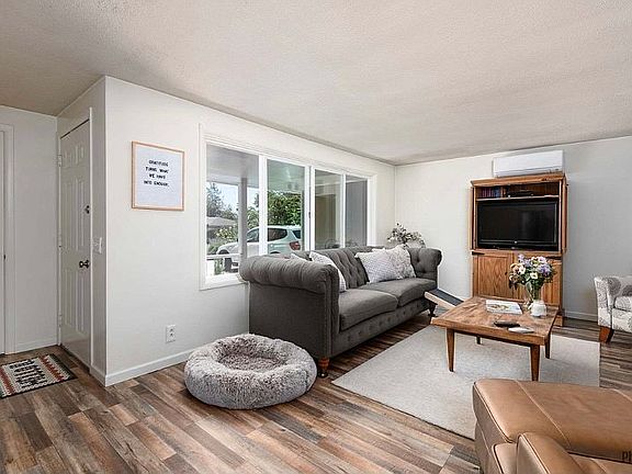Living room w/fireplace