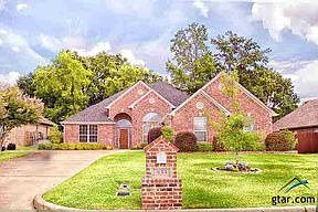 1st image of 833 Carriage Dr