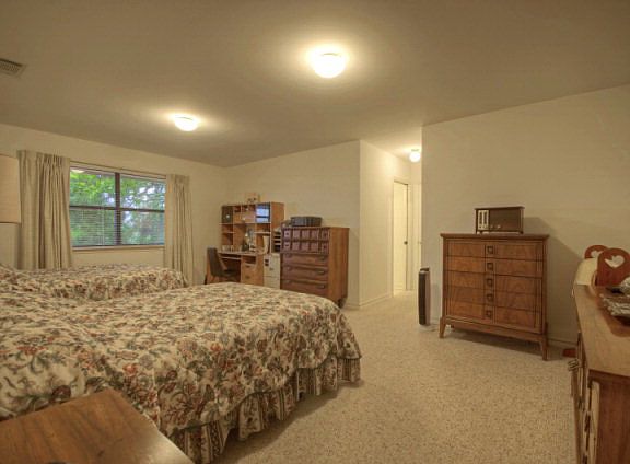 5th image of 434 Wisteria Ln W