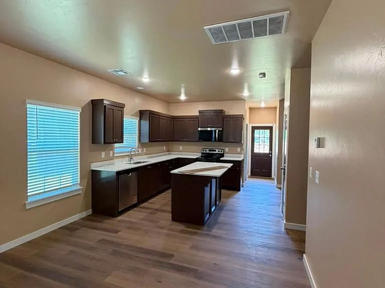 2504 SW H Ave — Photo 5