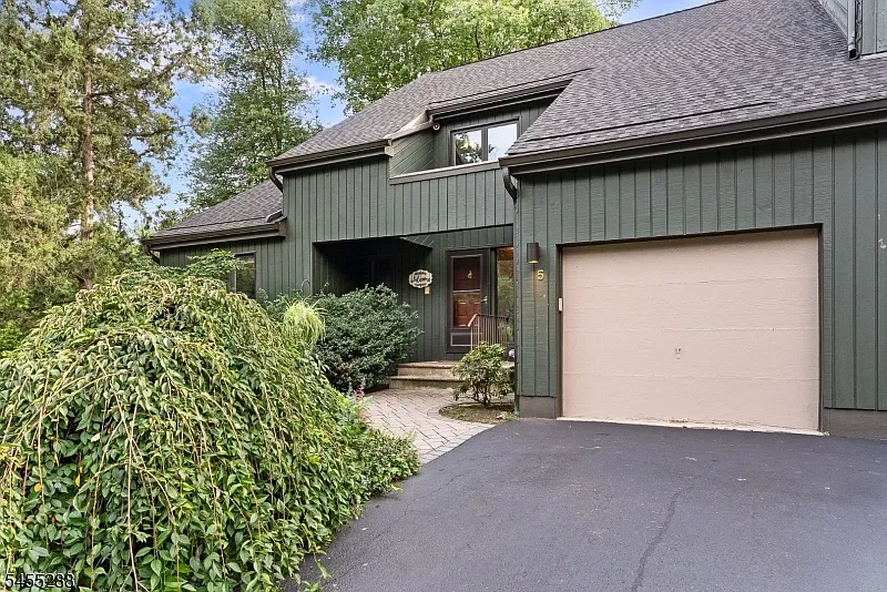 3 bed, 2.5 bath, $5,000 — Photo 2