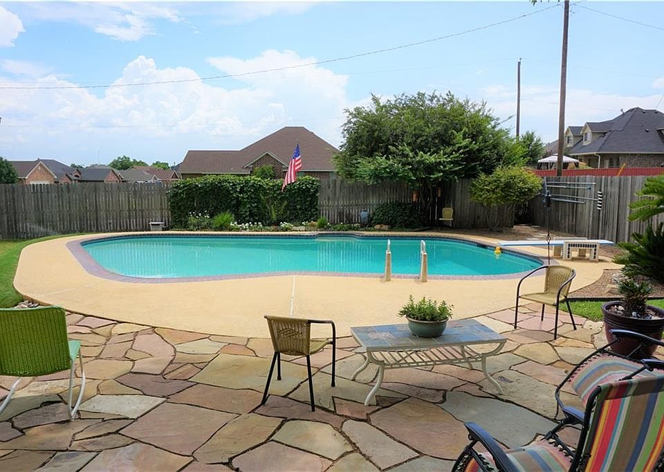 1st image of 2301 Louise Ln