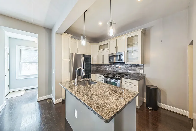 4 bed, 2.5 bath, 1384 sqft, $3,700 — Photo 4