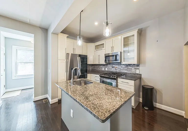 723 K St NE — Photo 4