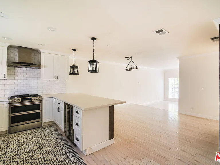 141 N Clark Dr #2 — Photo 7