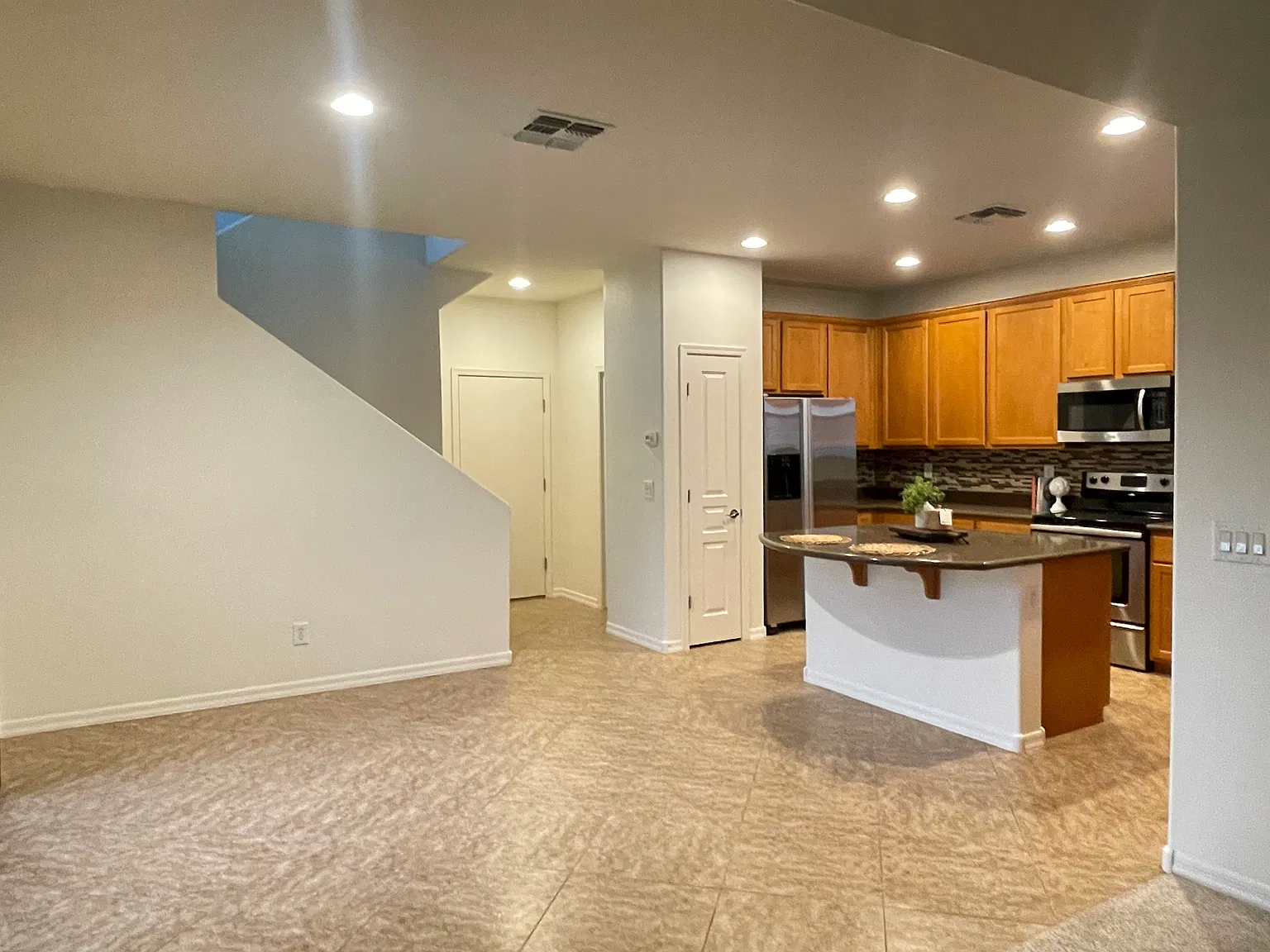3 bed, 2.5 bath, 1684 sqft, $2,150 — Photo 4