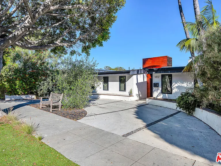 1812 Navy St — Photo 2