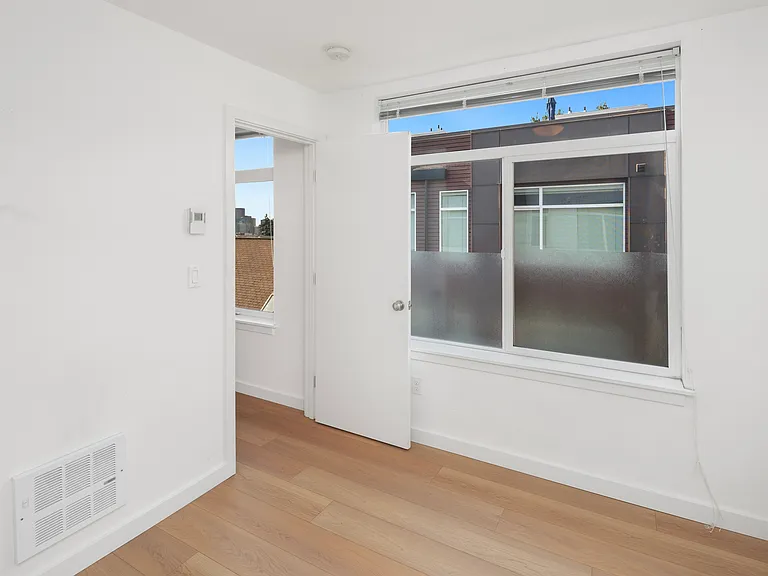 209 13th Ave E — Photo 14