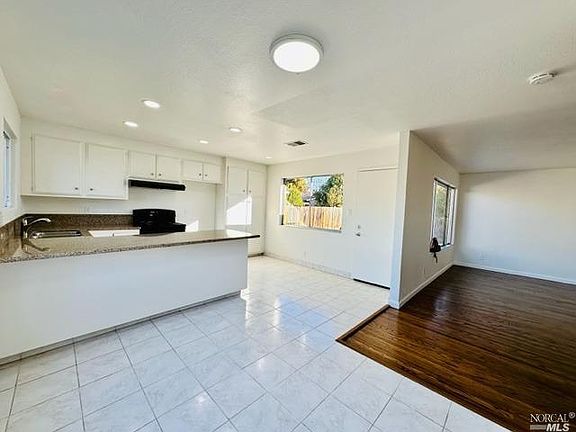 3rd image of 2432 Oceanic Dr