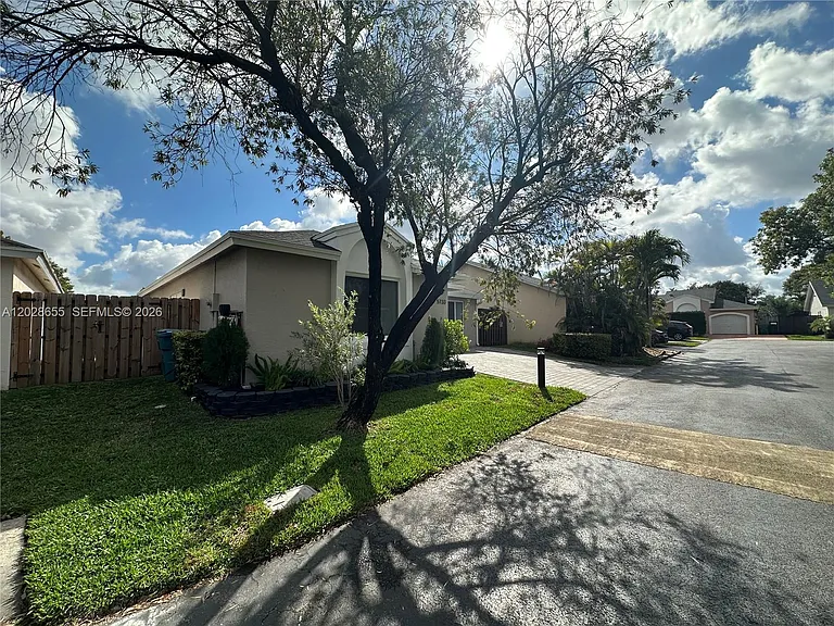 5733 NW 100th Ct — Photo 41
