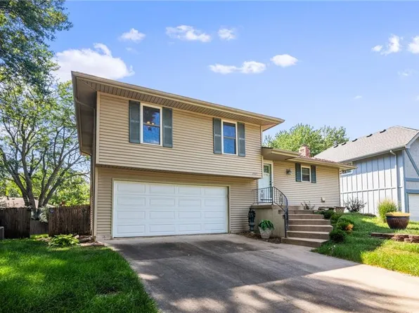 1421 S Apache Ln, Olathe, KS 66062