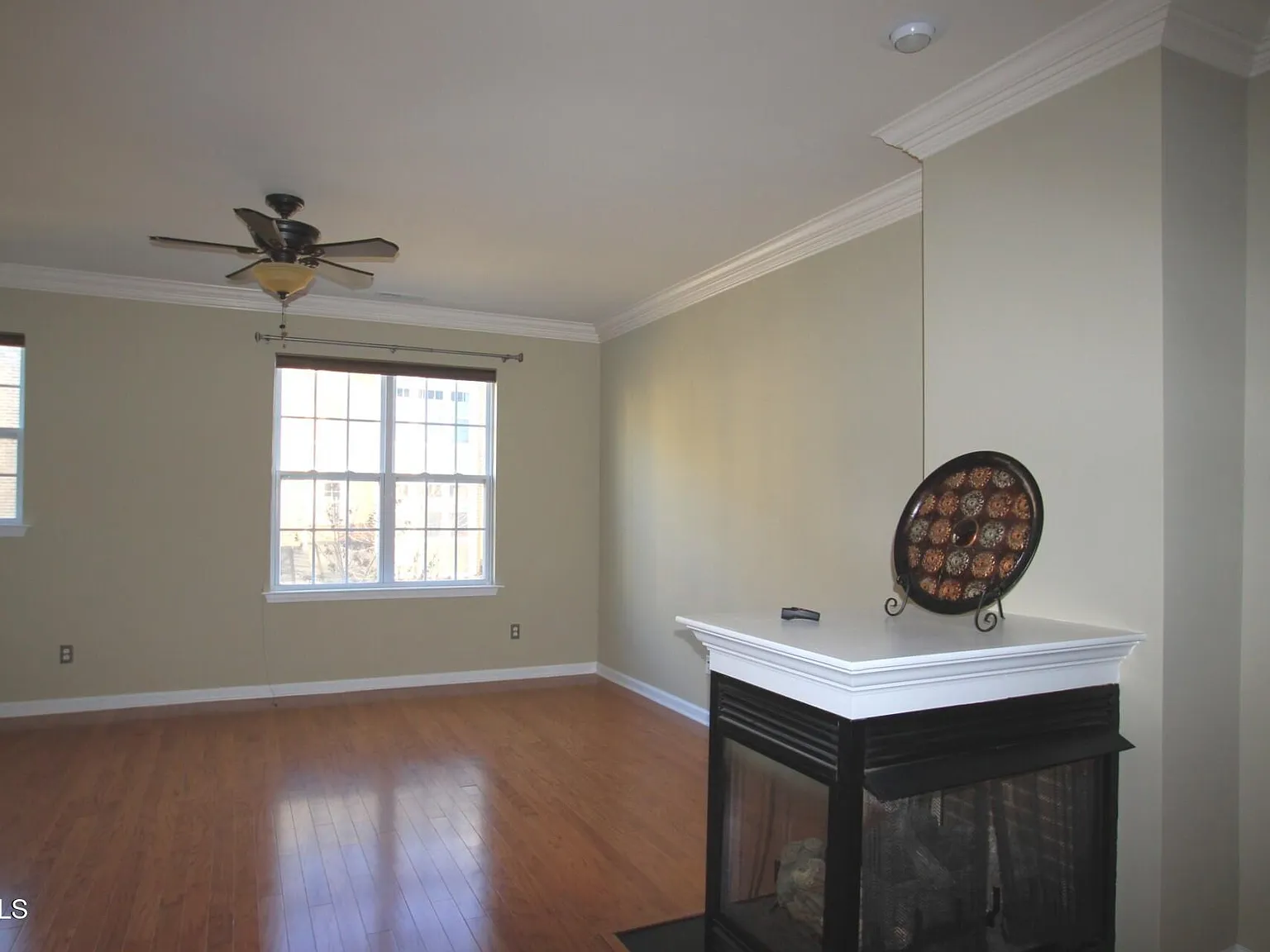 3 bed, 3.5 bath, 1981 sqft, $1,900 — Photo 3