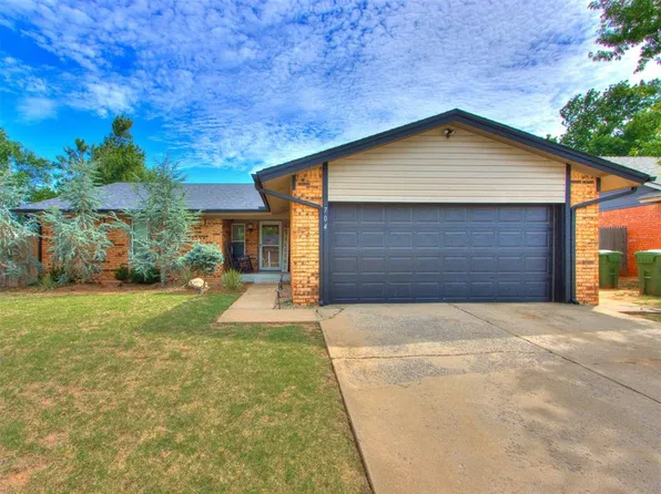 704 Woodlawn Dr, Yukon, OK 73099
