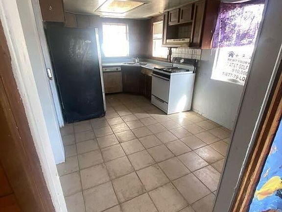 3rd image of 2424 W GLENROSA Avenue