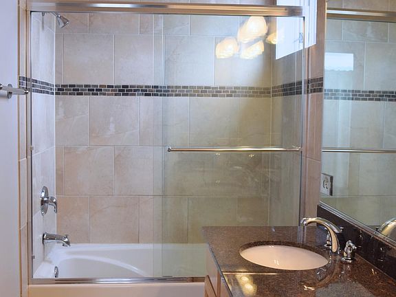 5th image of 3557 S Hamilton Ave Unit 3
