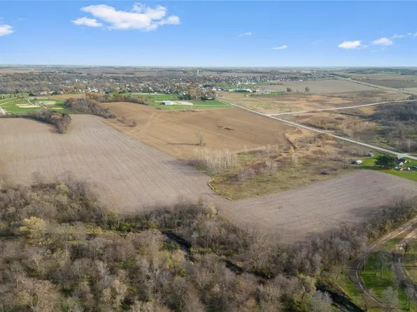 4505 Urbana Rd, Center Point, IA 52213