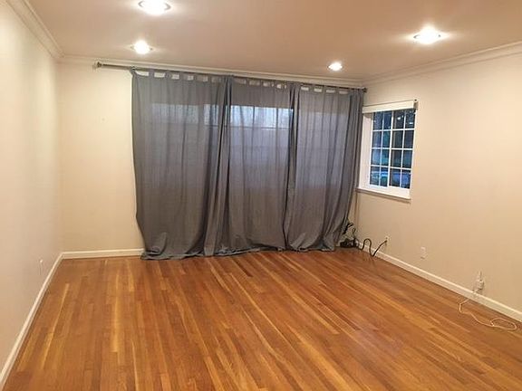 3rd image of 4942 Moorpark Ave