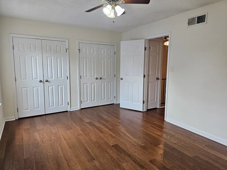 354 Oaktree Sq — Photo 4