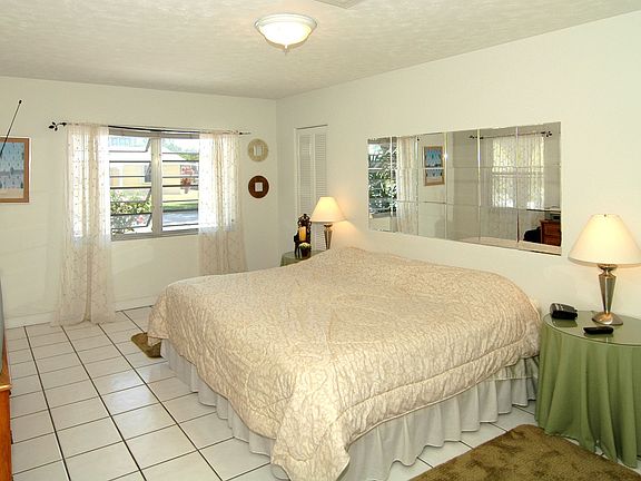 Master bedroom w/walk in closet