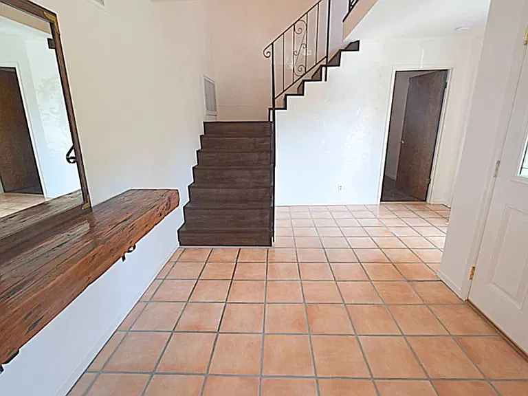 303 Trestle Glen Blvd - - — Photo 2