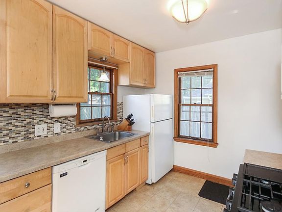 4th image of 608 Hawthorne Ave E