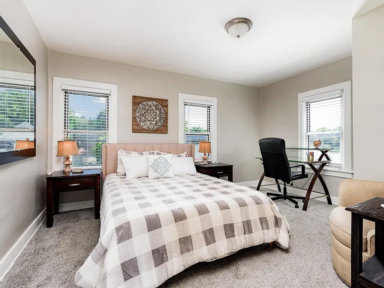 1509 W Clark St — Photo 27