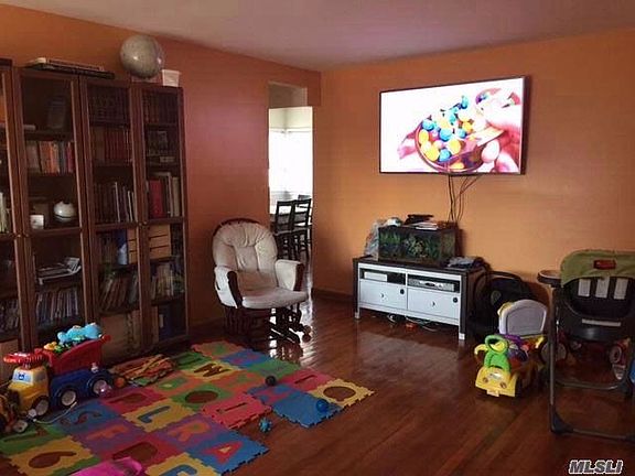 4th image of 24 Elliot Dr
