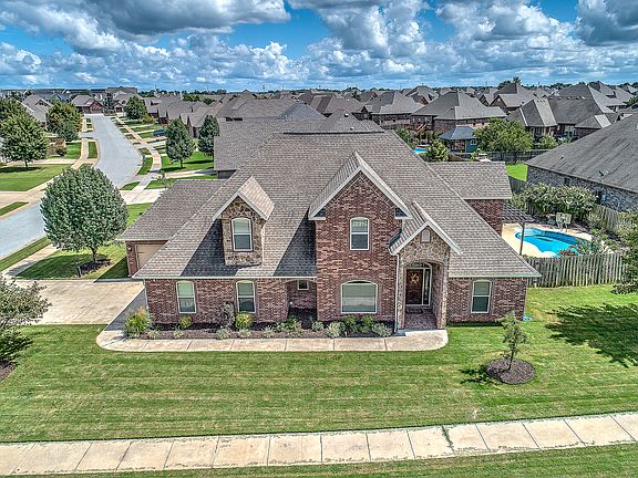 2nd image of 4001 SW Clearcreek Cv