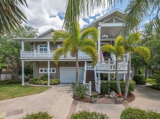 909 Point Seaside Dr, Crystal Beach, FL 34681