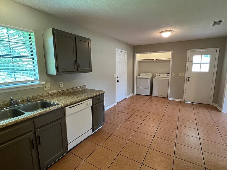 813 Robin Hood Trl — Photo 6