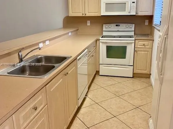 22911 SW 88th Pl Unit 11-21, Cutler Bay, FL 33190