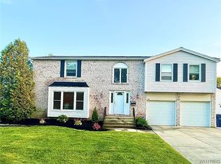 286 Red Oak Dr, Williamsville, NY 14221