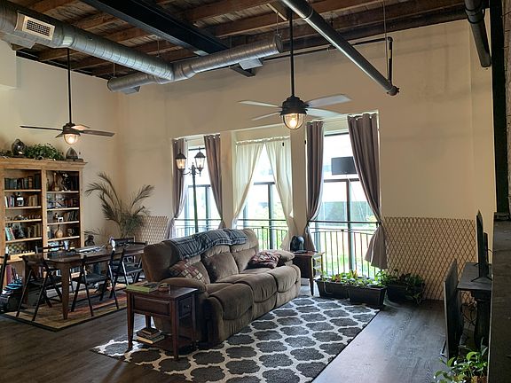 3rd image of 833 N Market St #301