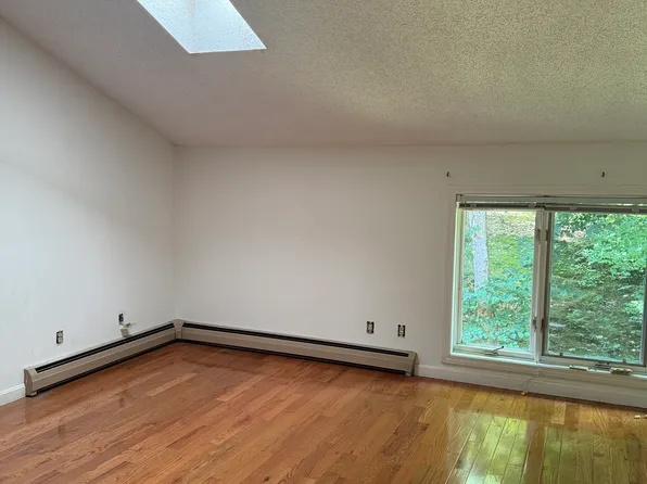 19 Robin Way, Brattleboro, VT 05301