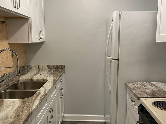 3rd image of 2341 Algonquin Pkwy APT 2