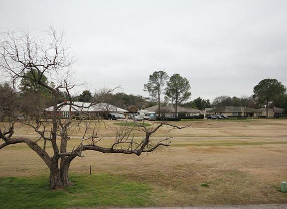 4th image of 928 Country Club Ln