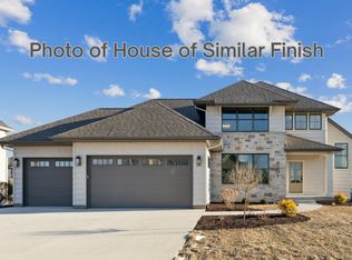34 Viola Dr, Leclaire, IA 52753