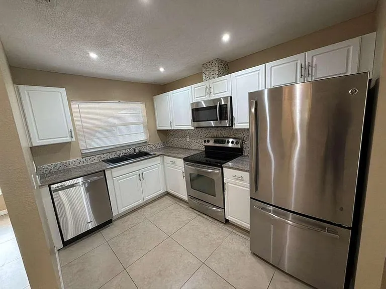 702 SE 47th St #2 — Photo 28