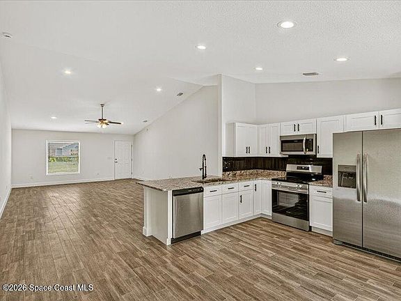5th image of 640 Roth Ct SE
