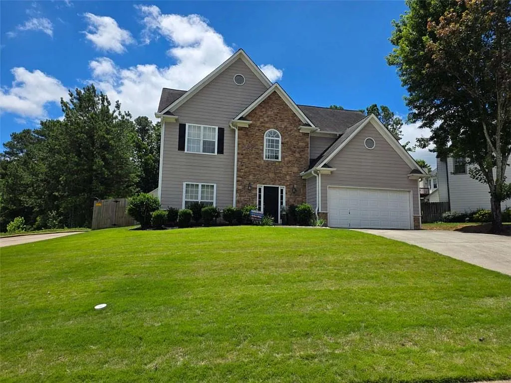 4 bed, 2.5 bath, $2,395 — Photo 3