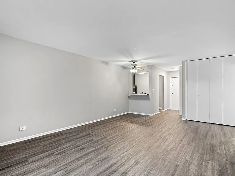 Unit 562-301 Spacious Living Area | Apartment Homes For Rent in Bartlett, IL | Bartlett Lakes