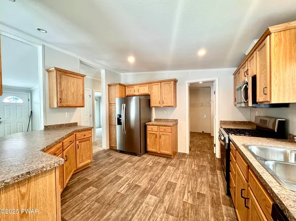 120 Middle Rd, Greentown, PA 18426
