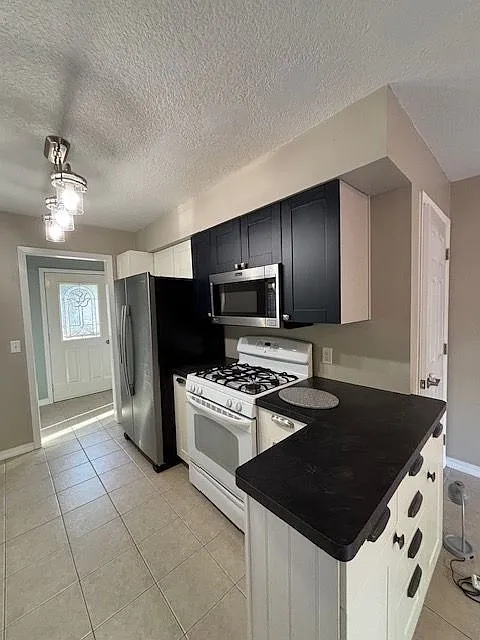 3 bed, 1.5 bath, 1606 sqft, $2,500 — Photo 3
