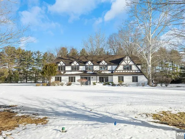 14 Washington Ln, Mahwah, NJ 07430