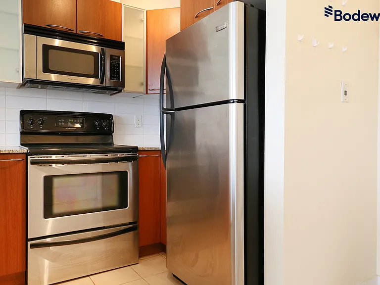 1483 King Edward Ave E — Photo 5